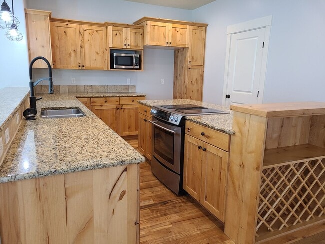 Building Photo - Clean and ready to go 3 bedroom home