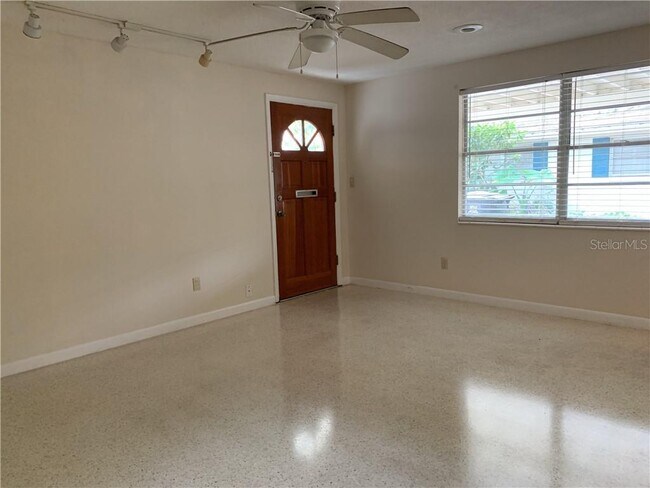 Building Photo - 806 N Westmoreland Dr