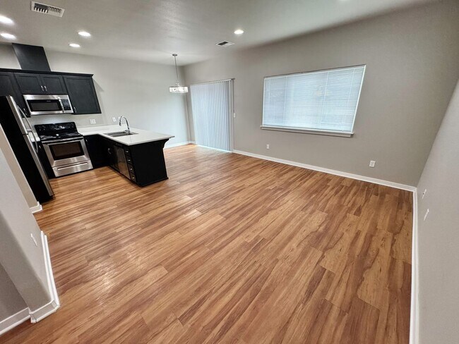 Foto del edificio - 3625-3627 Phantom Way