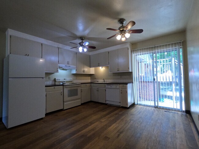 Building Photo - 2737 Leisure Dr