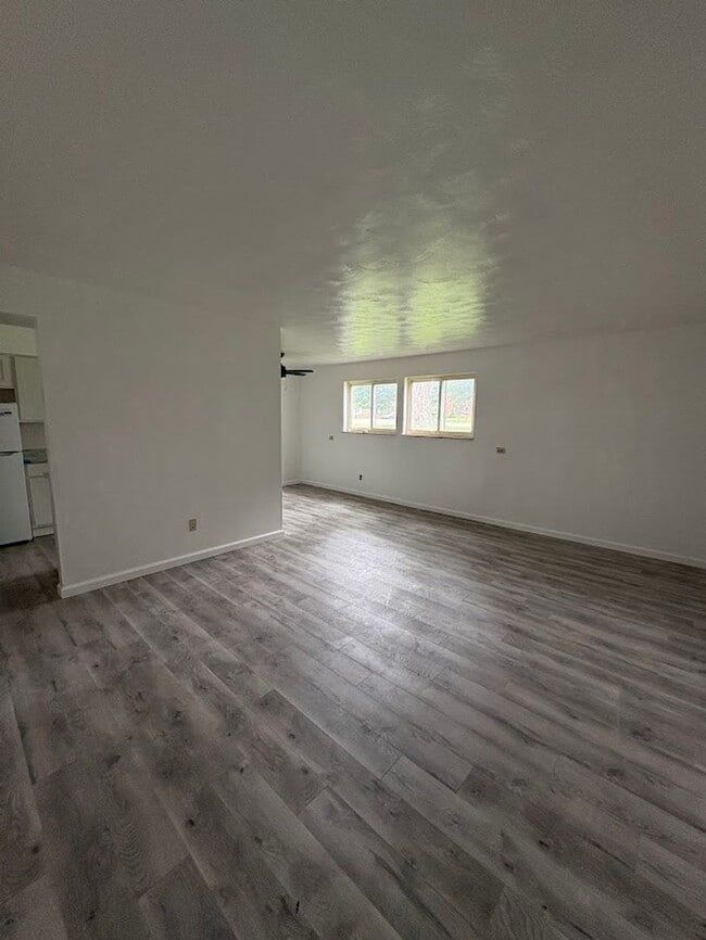 Building Photo - Two bedroom one bathroom apartment for rent