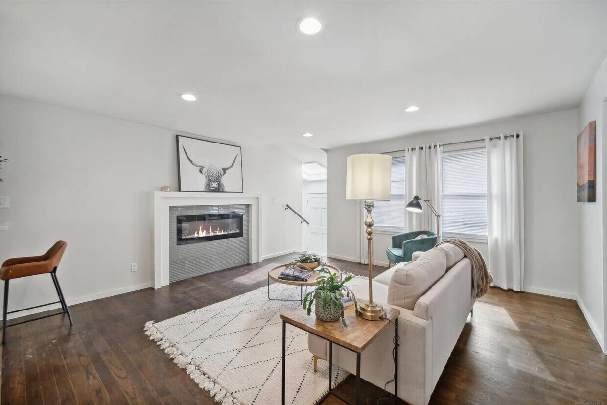 Primary Photo - 1417 E 38th Pl