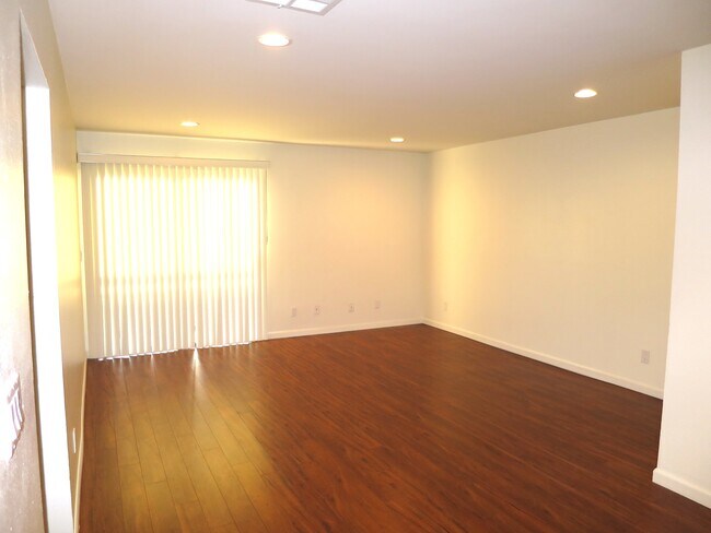 Building Photo - 458 W Elk Ave