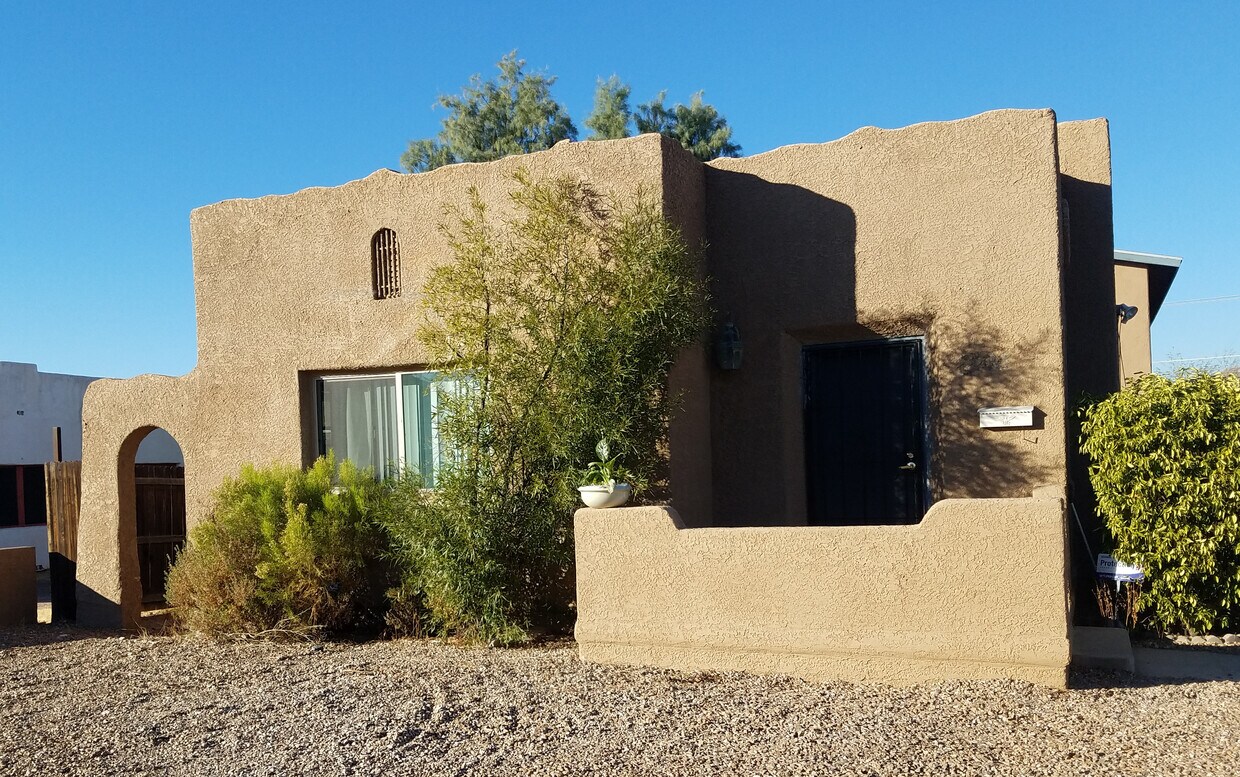 Cute Curb Appeal - 1141 E Elm St