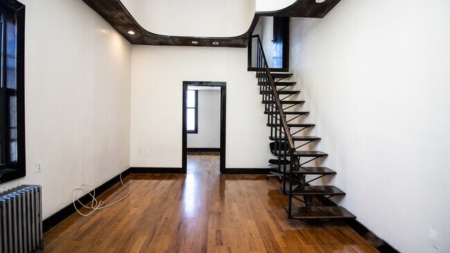 Building Photo - 279 Menahan St
