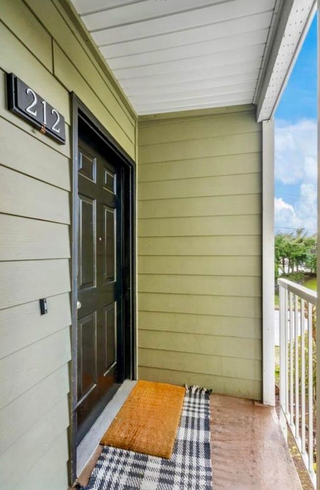 Building Photo - 2-Bedroom, 2-Bathroom End Unit with Covered Balcony