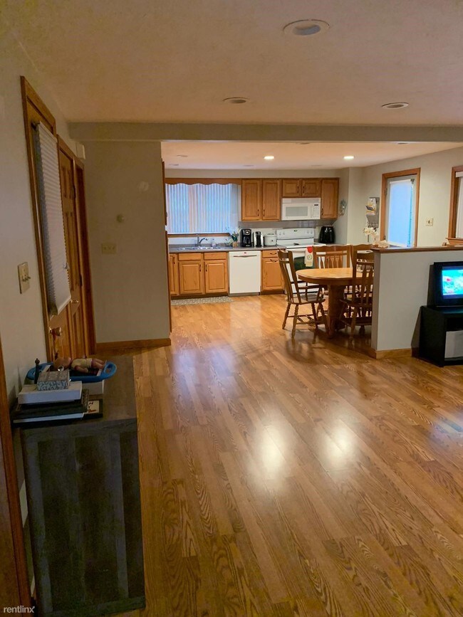 Foto del edificio - 3 br, 1 bath  - 77 Broad St