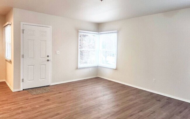 Foto del edificio - Fully Renovated Townhomes! Brand New Stain...