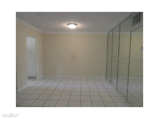 Building Photo - 581 Blue Heron Dr