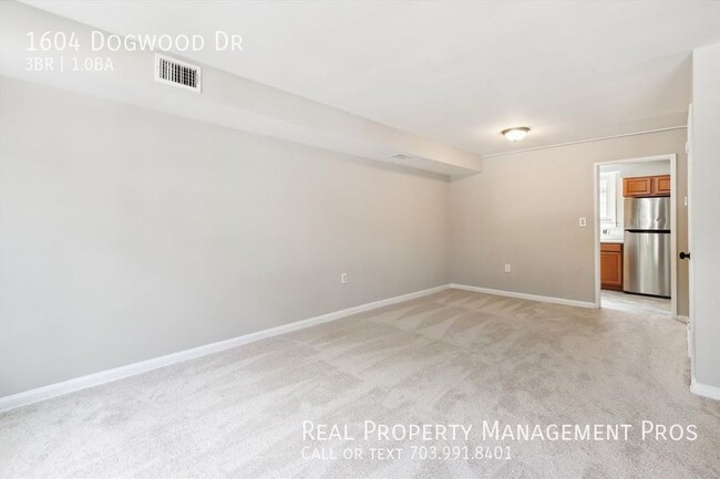 Building Photo - RARLEY AVAILABLE 2 LEVEL 2 BEDROOM HOME - ...