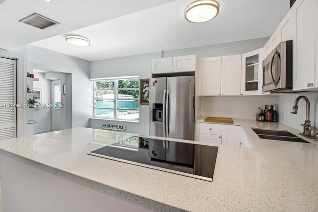 Foto del edificio - 827 NE 140th St