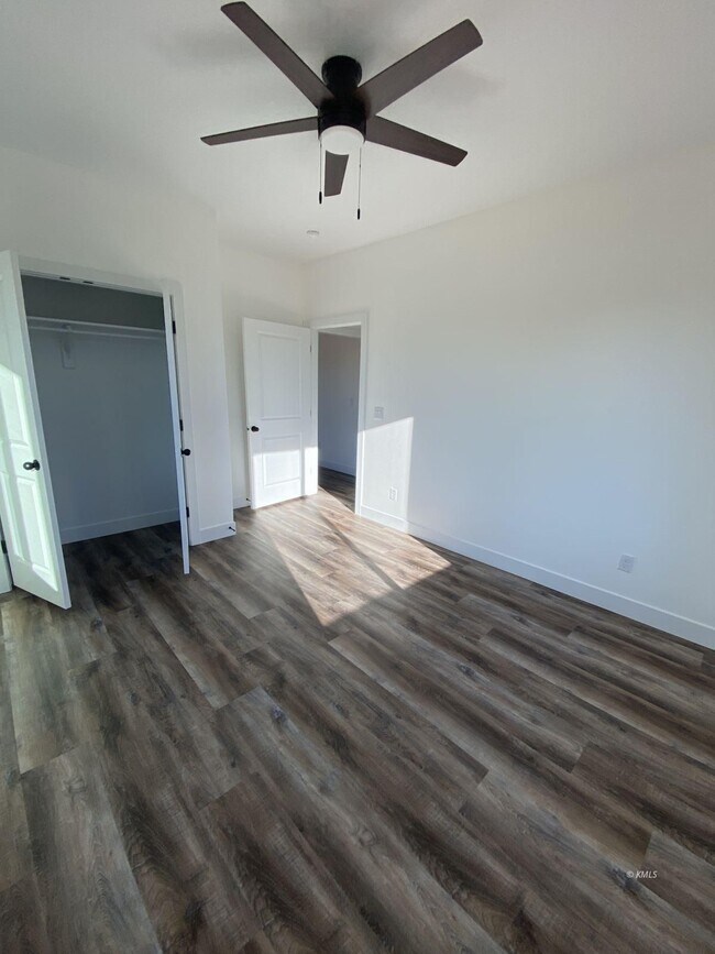 Foto del edificio - 742 W Vance Dr