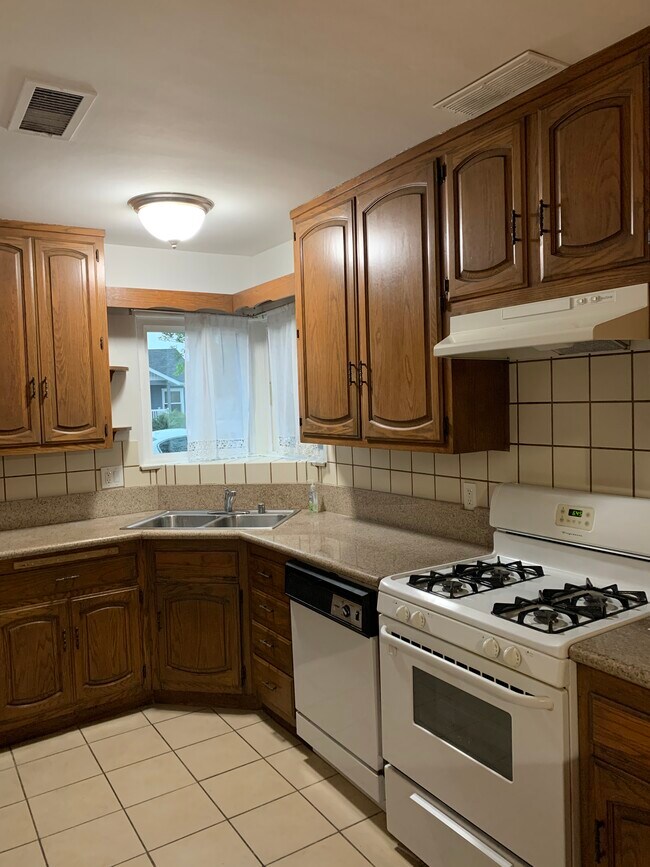 Kitchen - 402 Thompson Ave
