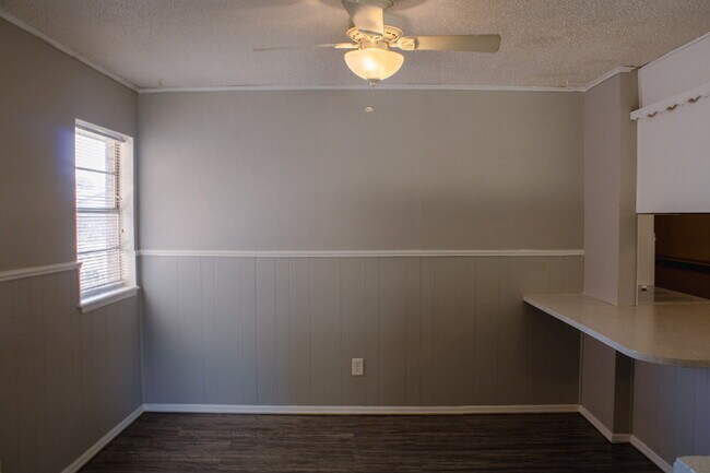Building Photo - Cute, Clean and Central 3 bedroom 2 bathroom
