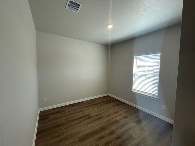 Building Photo - NEW 2025 Build – Spacious 4 Bedroom Home in London Area