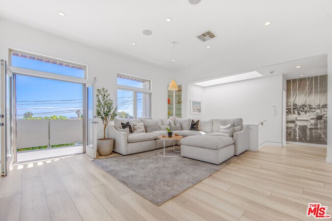 Foto del edificio - 728 W 37th St