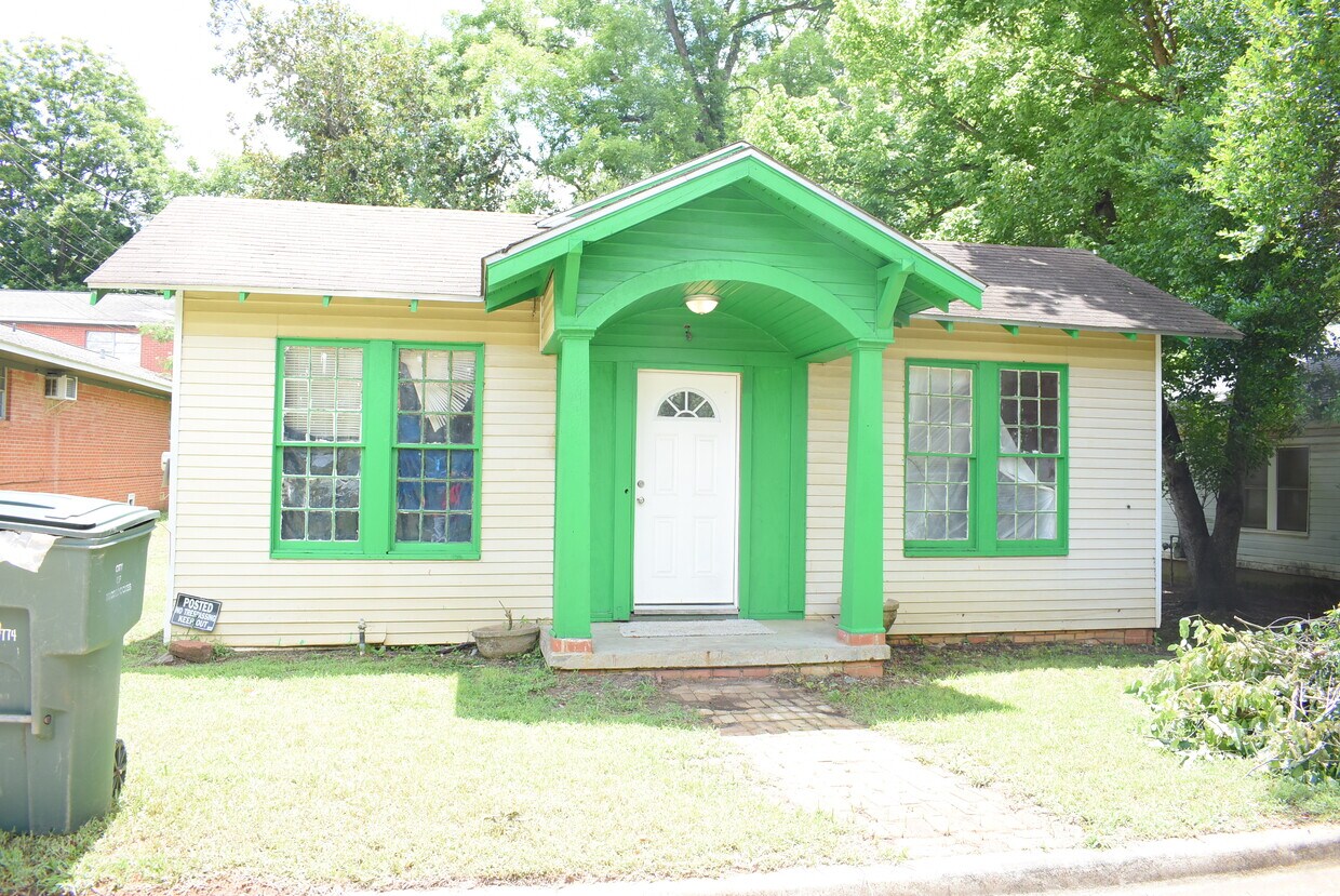 Foto principal - 305 S Church St
