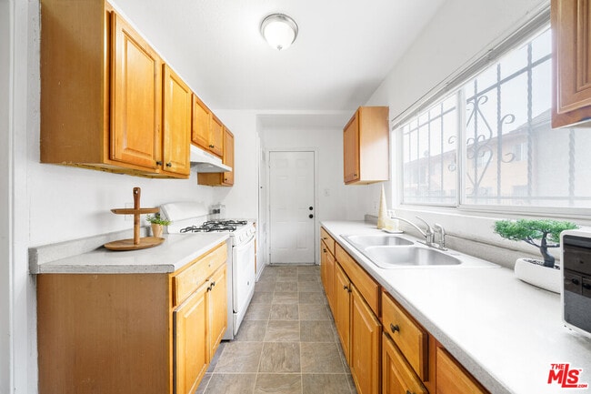 Foto del edificio - 640 W 81st St