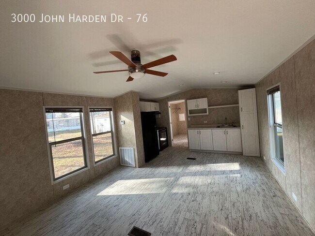 Foto del edificio - 3000 John Harden Dr