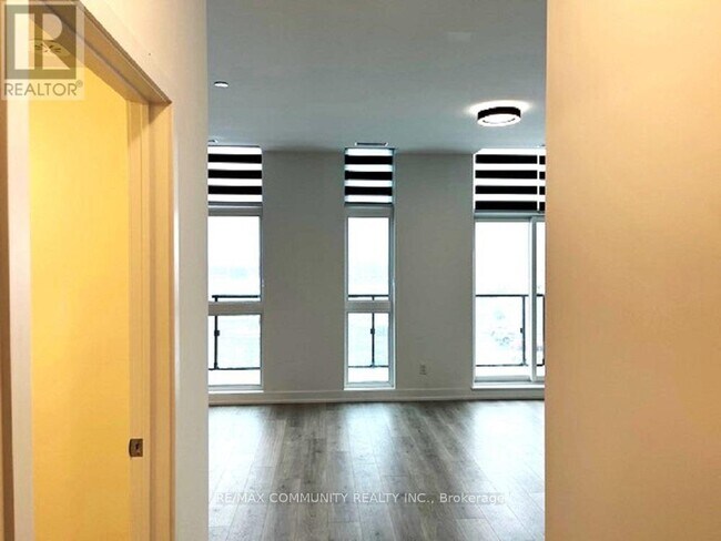 Photo du bâtiment - 1709-1709 Bur Oak Ave