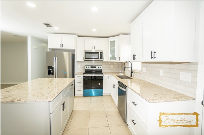 Building Photo - 124 Lakeview Dr