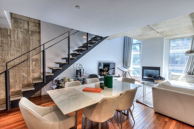 Building Photo - 445 Av. Viger O