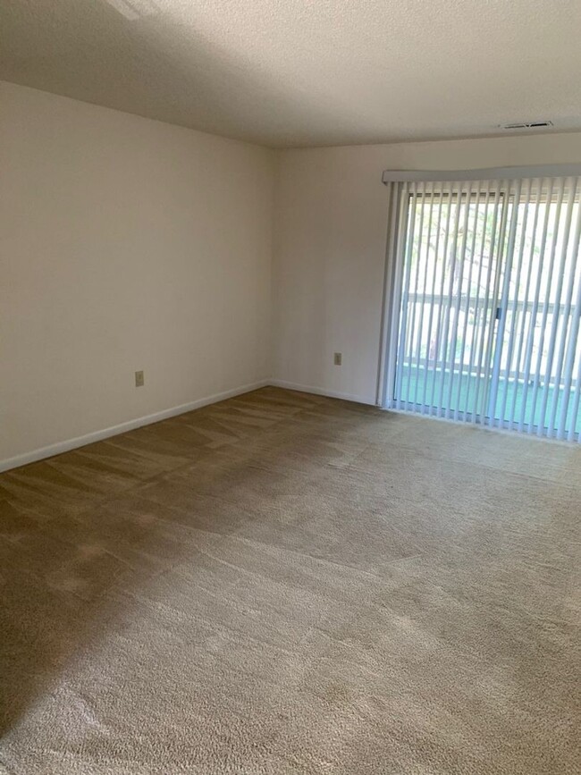 Building Photo - 2 BED 2 BATH UNIT ON 3RD FLOOR IN MYRTLE G...