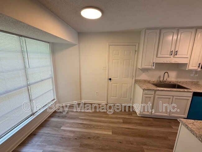 Foto del edificio - 1704 Andover Blvd