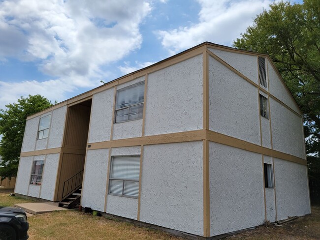 Building Photo - Bryan - Northgate Area - 2 Bedroom 1 Bath!...