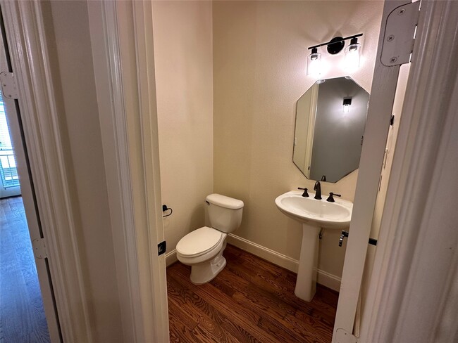 Building Photo - 6353 Richmond Ave.