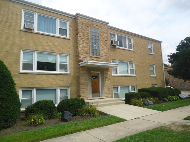 4950 Greenwood St, Skokie, IL 60077 - Apartment for Rent  