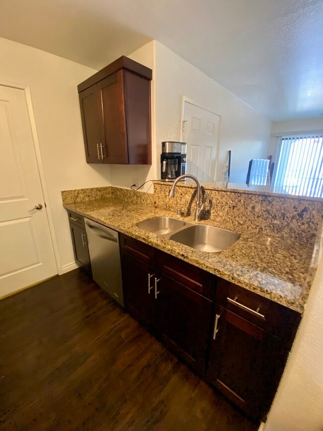 Building Photo - 950 Seven Hills Dr