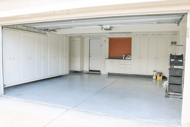 Cabina personalizada, piso de epoxi, clavijas en el área de trabajo - 27841 Bloomfield Ct