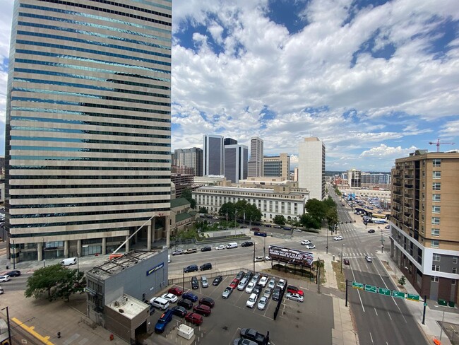 Building Photo - Large 2 bedroom 2 1/2 bath condo at One Li...