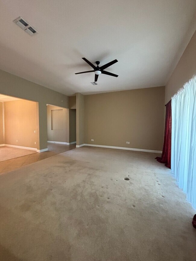 Building Photo - Beautiful 4 bedroom 4 and half bath home w...