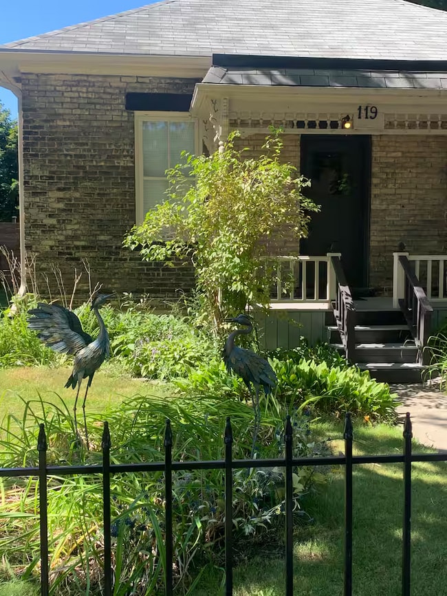 Building Photo - Spacious 3-Bedroom, 2-Bathroom Home for Rent in Sarnia