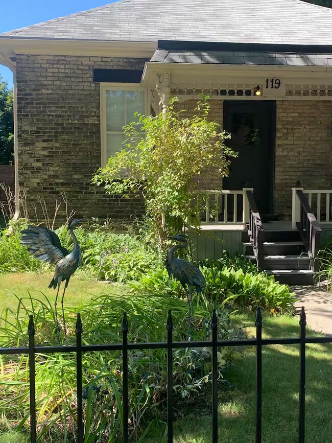Photo du bâtiment - Spacious 3-Bedroom, 2-Bathroom Home for Rent in Sarnia