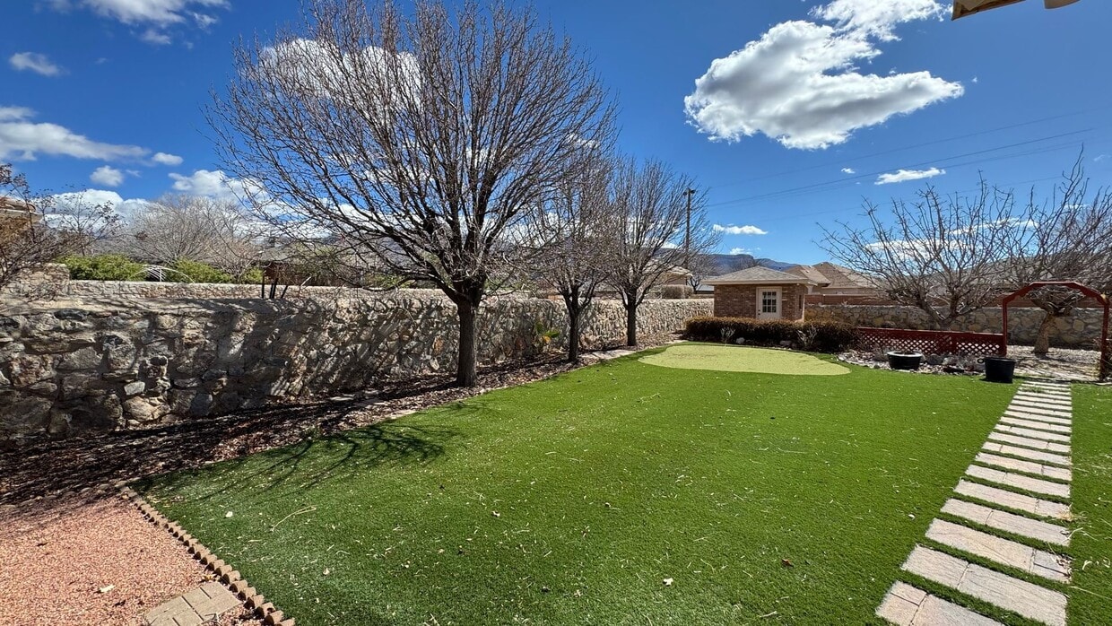 Building Photo - Spacious 3 bedroom 2 bath with Large Backyard