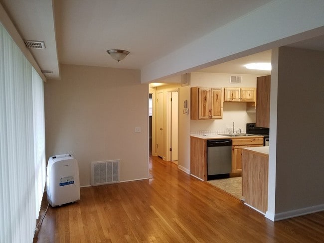 Building Photo - 2 br, 1 bath House - 5201 Mountainview Manor