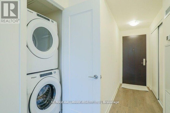 Photo du bâtiment - 330 Richmond St W