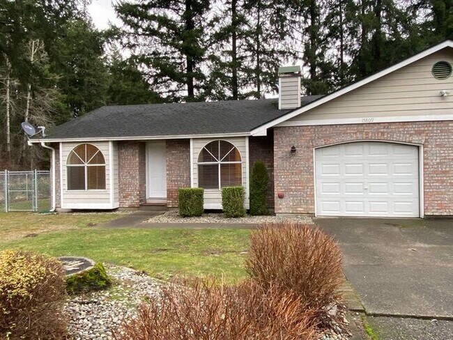 Building Photo - Charming 2 Bedroom Fenced Duplex in Puyall...