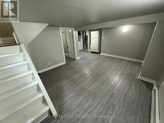 Building Photo - 336 Queenston St