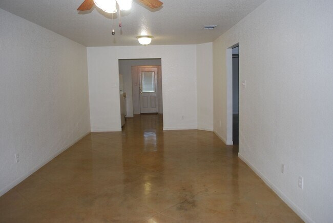 Building Photo - 911 LW