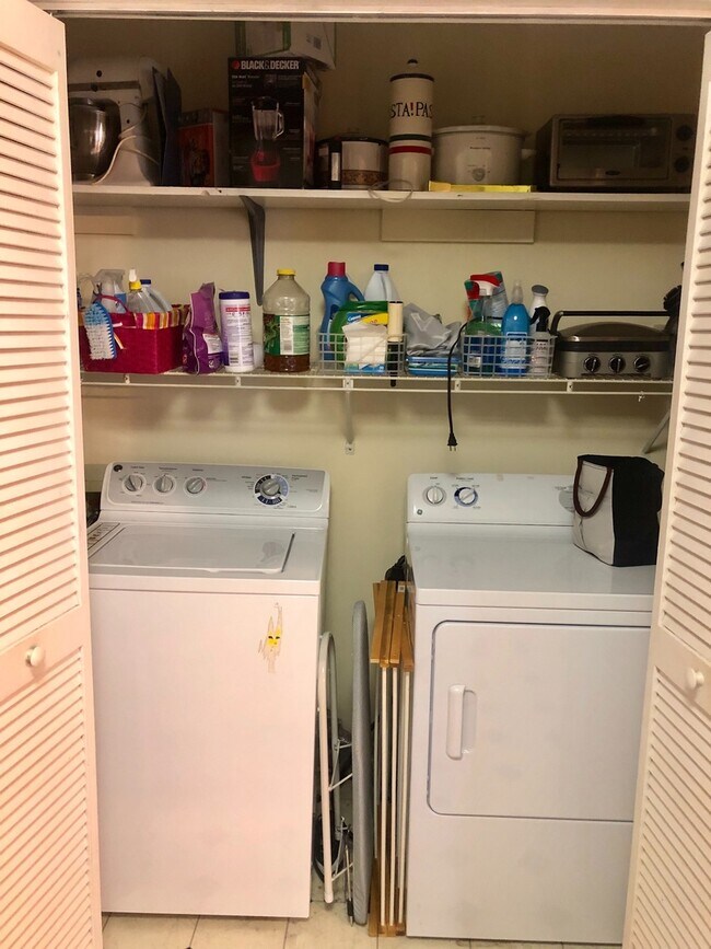 Foto del edificio - Cute cottage next to campus!