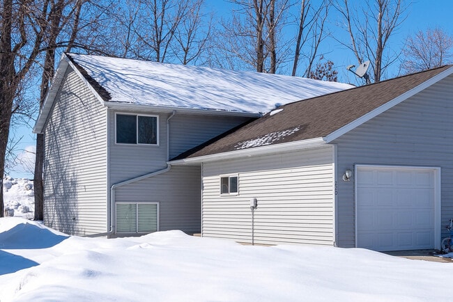 Building Photo - 224 Lakeview Dr