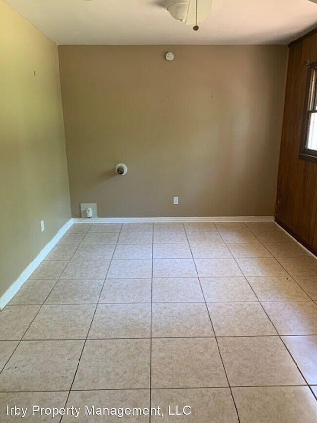 Building Photo - 3 br, 1 bath House - 1204 Barker Drive West