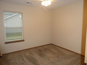 Building Photo - 1032 NW Willow Dr