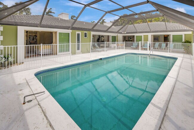Piscina de agua salada con cerramiento metálico para la seguridad de los niños. - 1350 Spanish River Rd