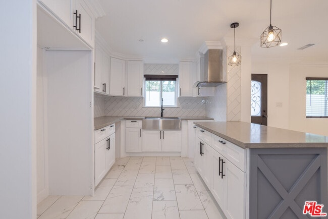 Building Photo - 1033 S Bonnie Beach Pl
