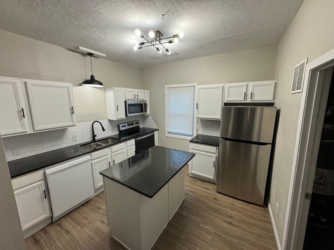 Foto principal - $1295- 2 bed 2 bath with upstairs bonus ro...